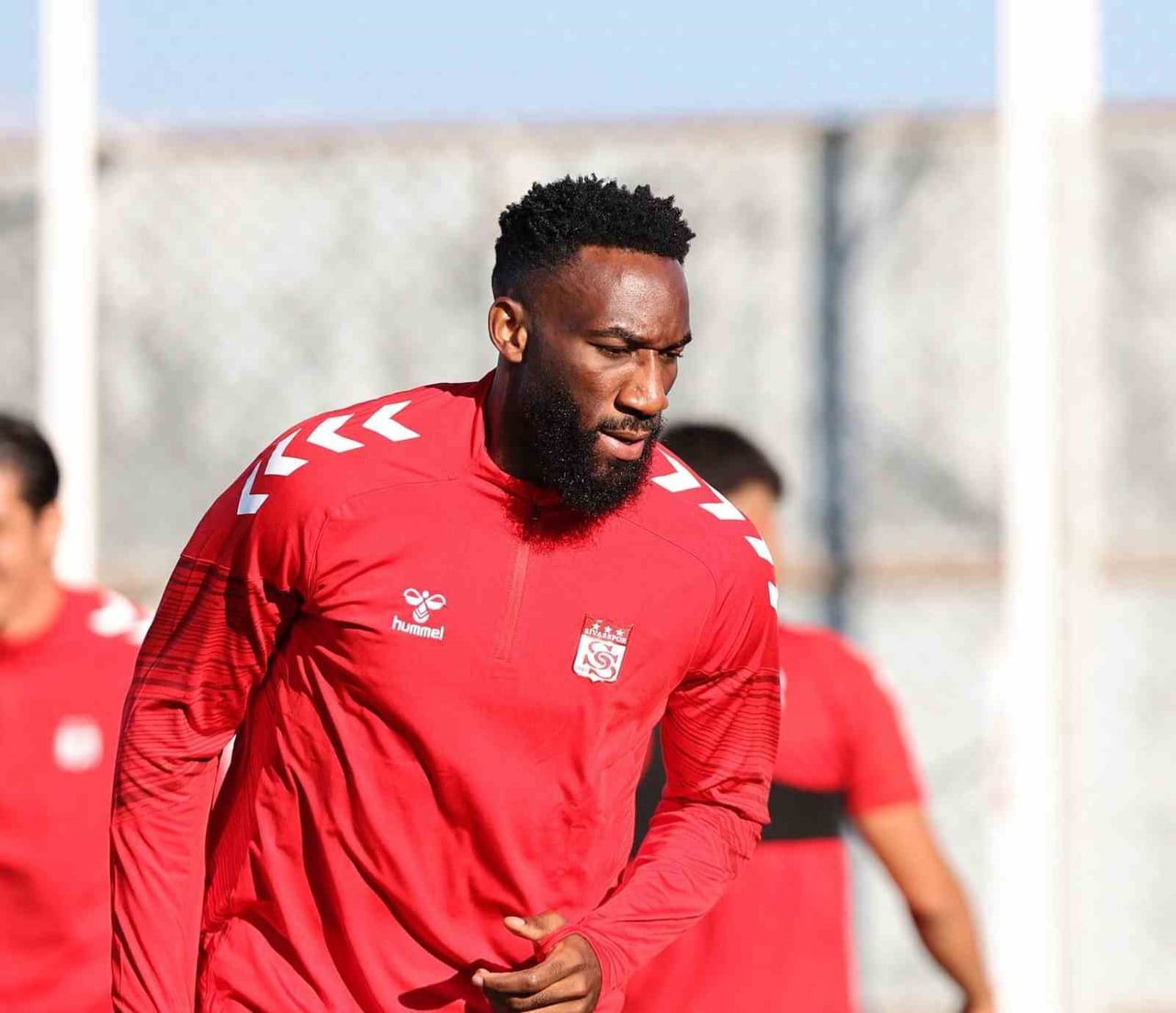 SİVASSPOR, AARON APPİNDANGOYE’NİN SÖZLEŞMESİNİ 2 YIL UZATTIĞINI RESMEN AÇIKLADI.