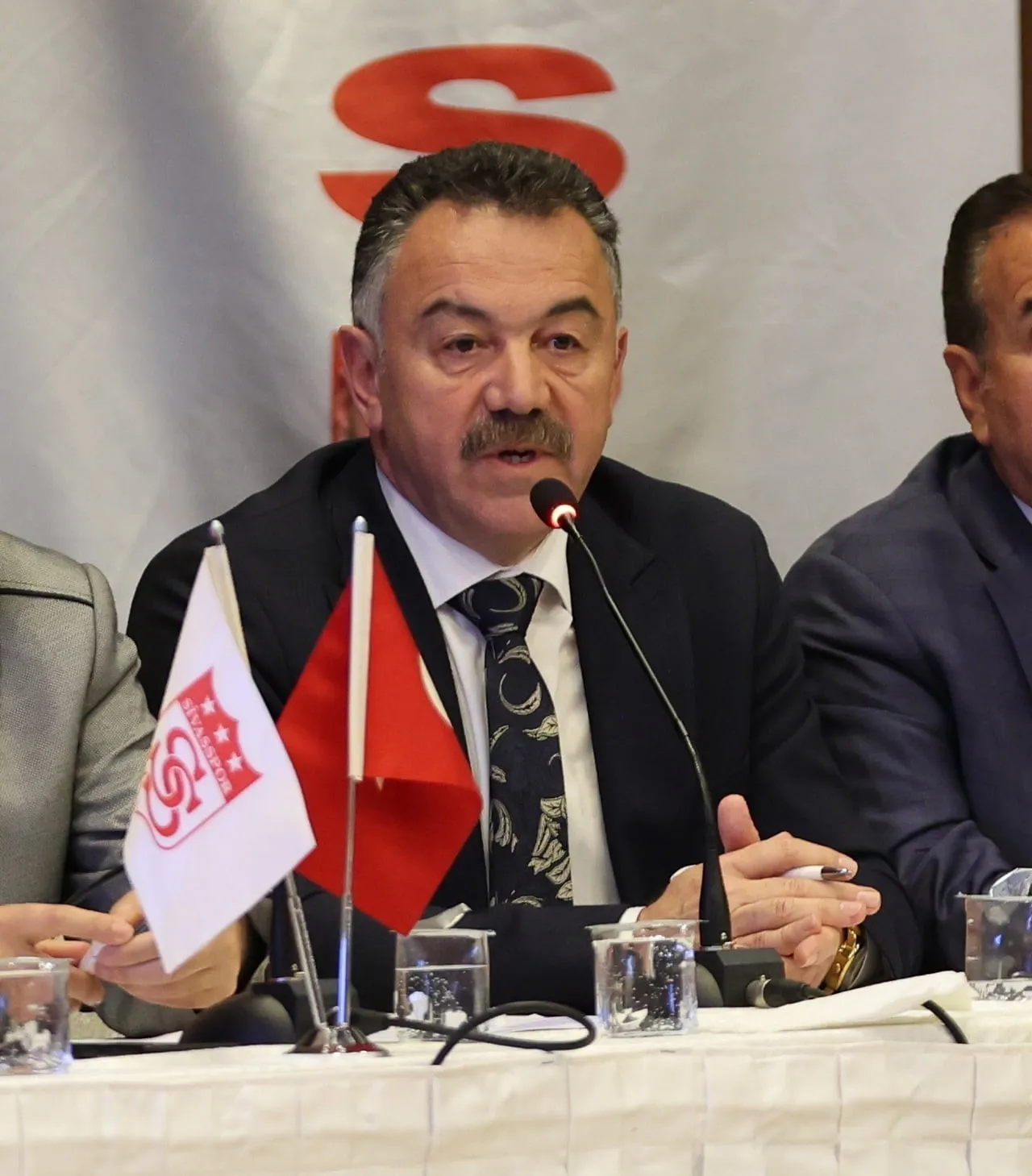 SİVASSPOR DİVAN BAŞKANI ALİ YAVUZ, KULÜBÜN SAHİPSİZ OLMADIĞINI VURGULAYARAK SÜRECİN ŞEFFAF ŞEKİLDE...
