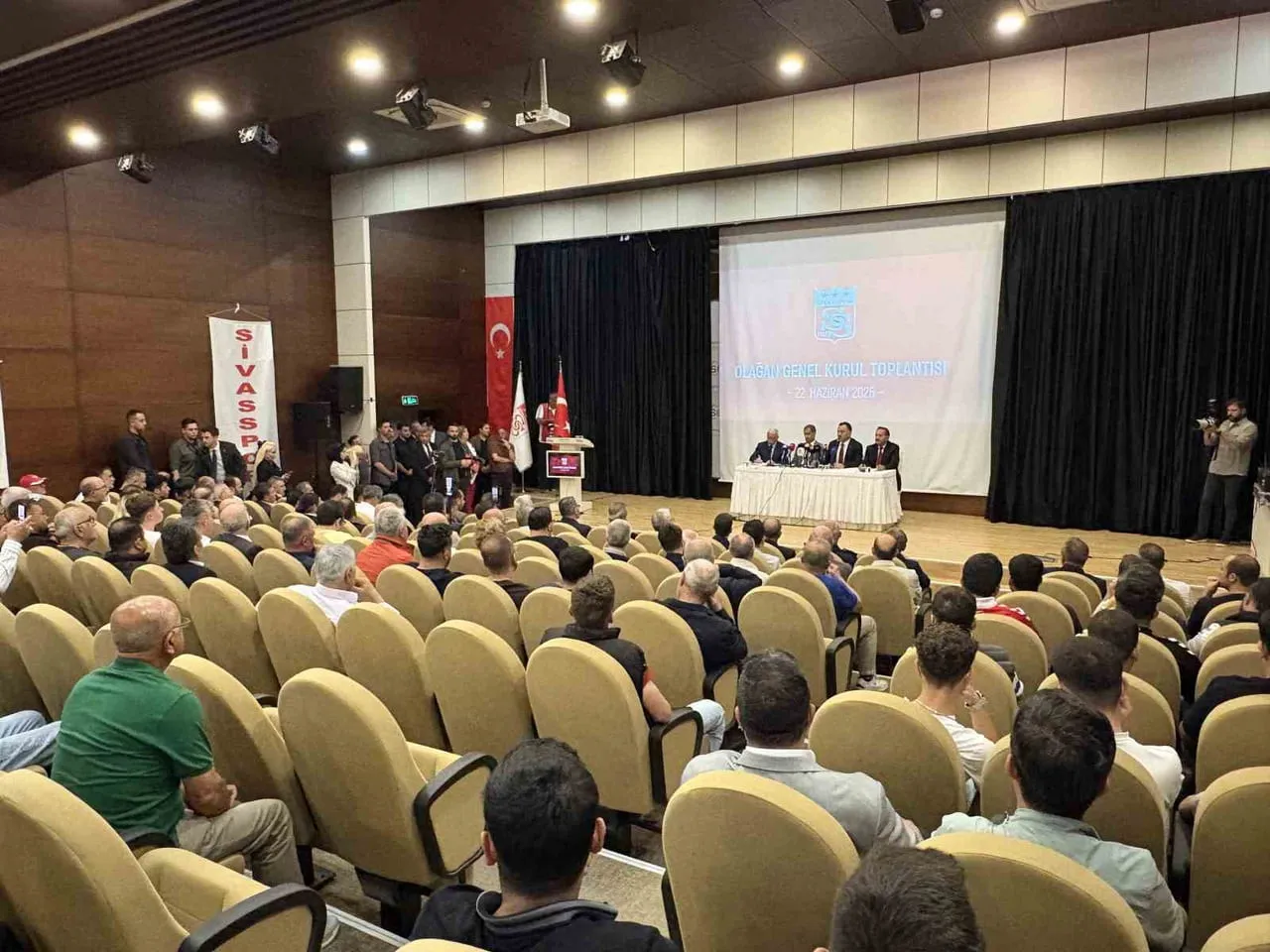 SİVASSPOR'DA BAŞKANLIK KRİZİ DEVAM EDİYOR. DİVAN KURULU YÖNETİMİNDE GERÇEKLEŞTİRİLEN VE DAHA ÖNCE...