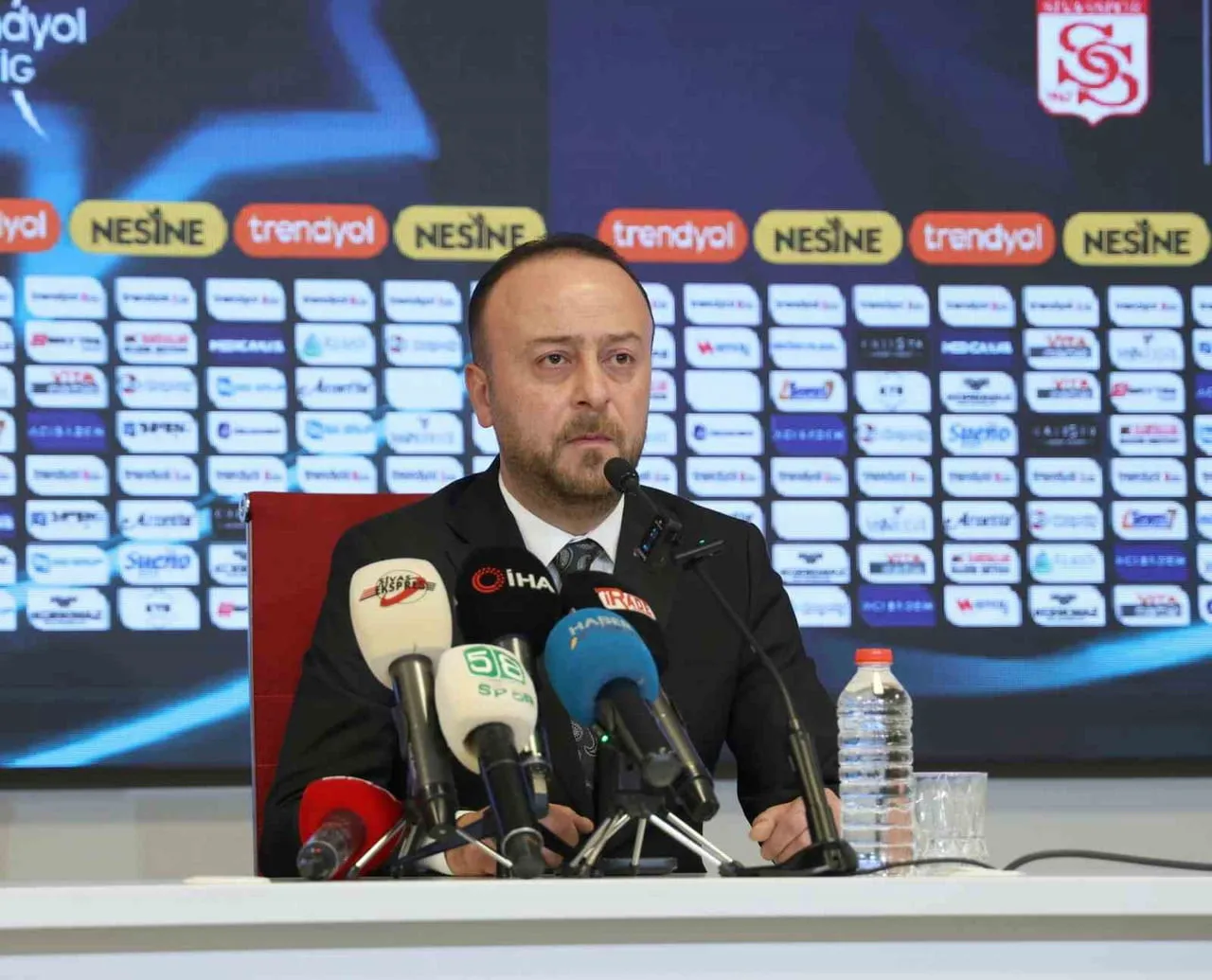 SİVASSPOR’DA YARIN YAPILMASI PLANLANAN OLAĞANÜSTÜ GENEL KURUL ERTELENDİ. KIRMIZI-BEYAZLI KULÜPTE...