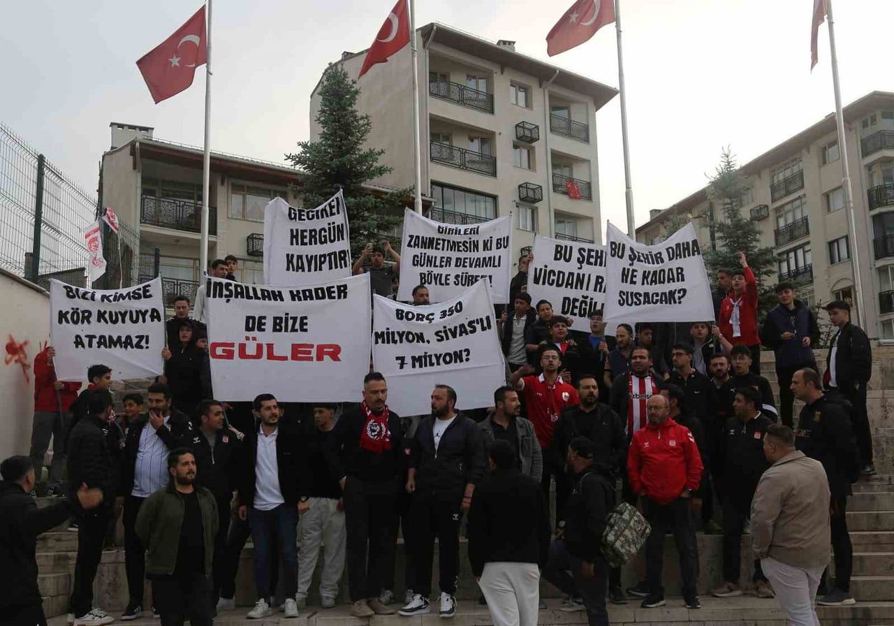 SİVASSPOR’UN GELECEĞİNE İLİŞKİN YAŞANAN BELİRSİZLİKLER NEDENİYLE ELLİ SEKİZ TARAFTARLAR DERNEĞİ...