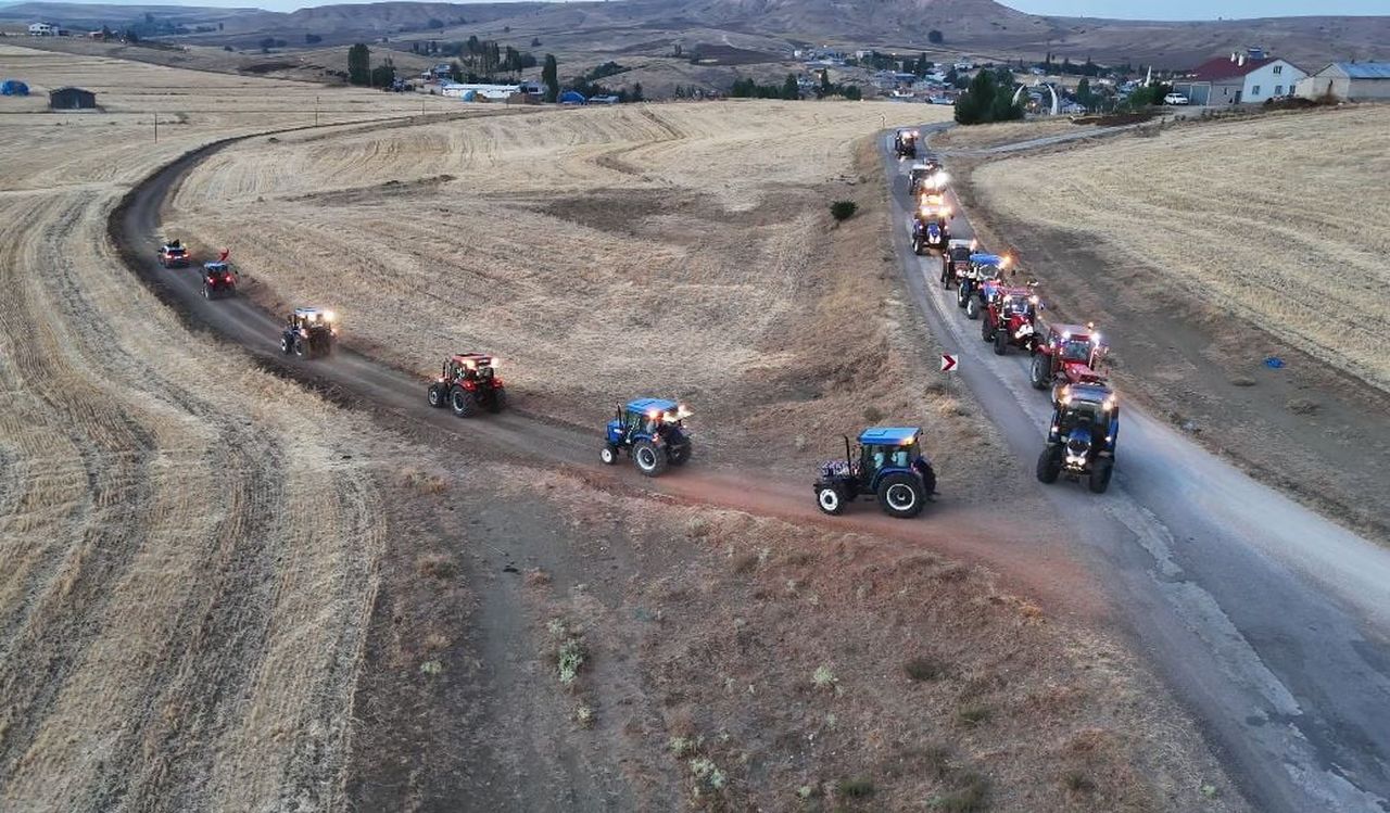SİVAS’TA BİR KÖYDE YILLARDIR YAPILAN ‘DAMAT GEZDİRME’ GELENEĞİ DİKKAT ÇEKİYOR. KÖYDEKİ...
