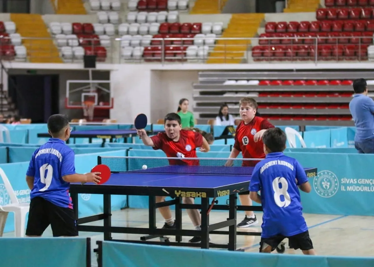 SİVAS’TA DÜZENLENEN OKUL SPORLARI MASA TENİSİ MİNİKLER A-B KIZ-ERKEK MÜSABAKALARINDA 22 TAKIMDAN...