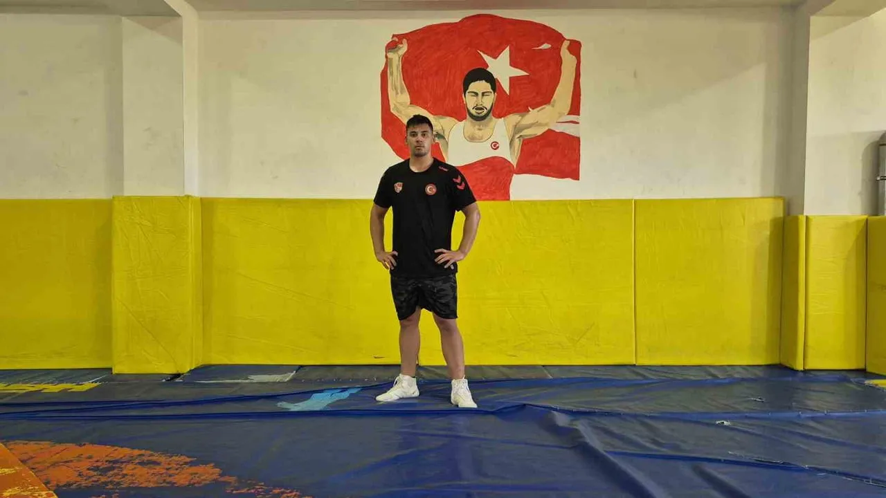 SİVAS’TA DÜZENLENEN U17 TÜRKİYE GÜREŞ ŞAMPİYONASI’NDA ALTIN MADALYA KAZANAN MİLLİ GÜREŞÇİ KAAN EGE...