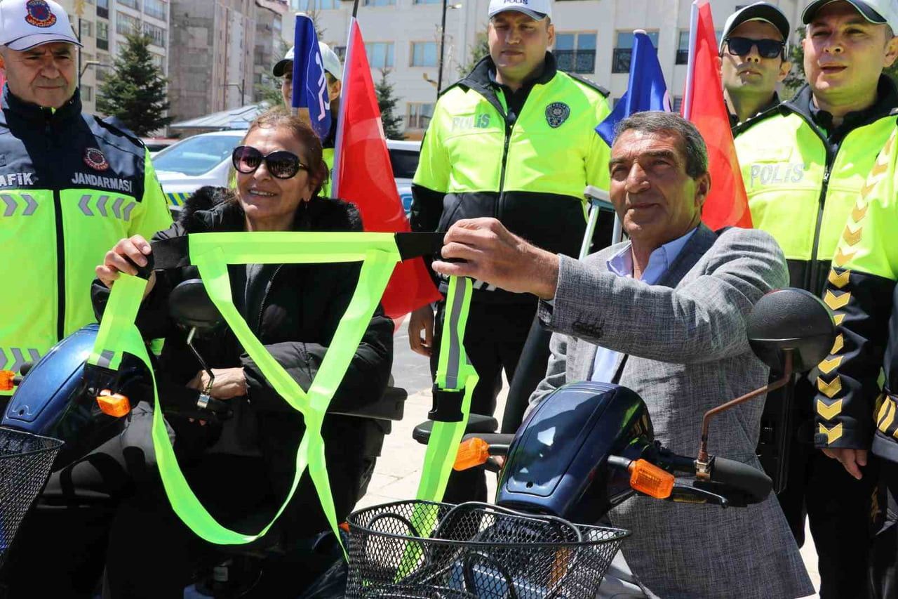 SİVAS’TA KARAYOLLARI VE TRAFİK HAFTASI KAPSAMINDA ENGELLİ BİREYLERİN TRAFİKTE DAHA GÖRÜNÜR OLMASI...