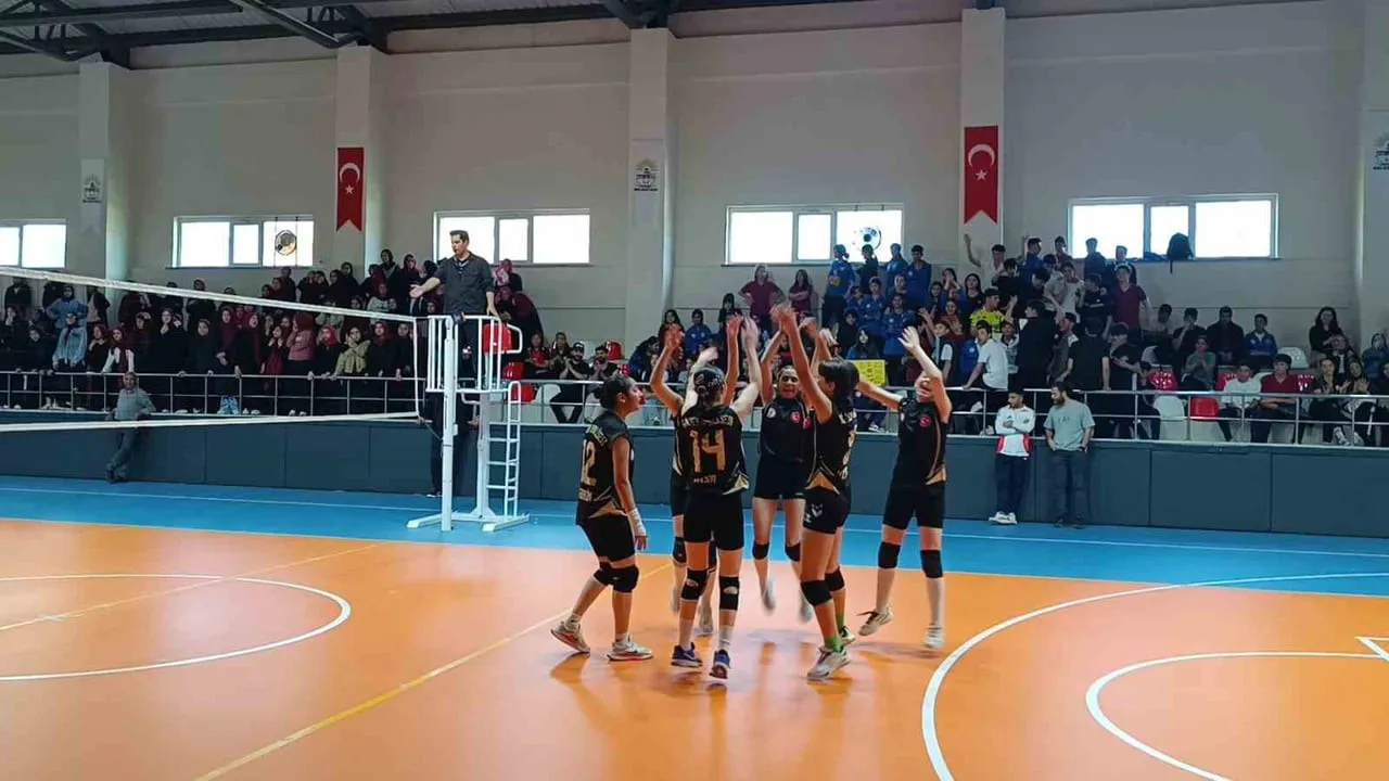 SİVEREK SPOR LİSESİ KIZ VOLEYBOL TAKIMI ŞAMPİYON OLDU