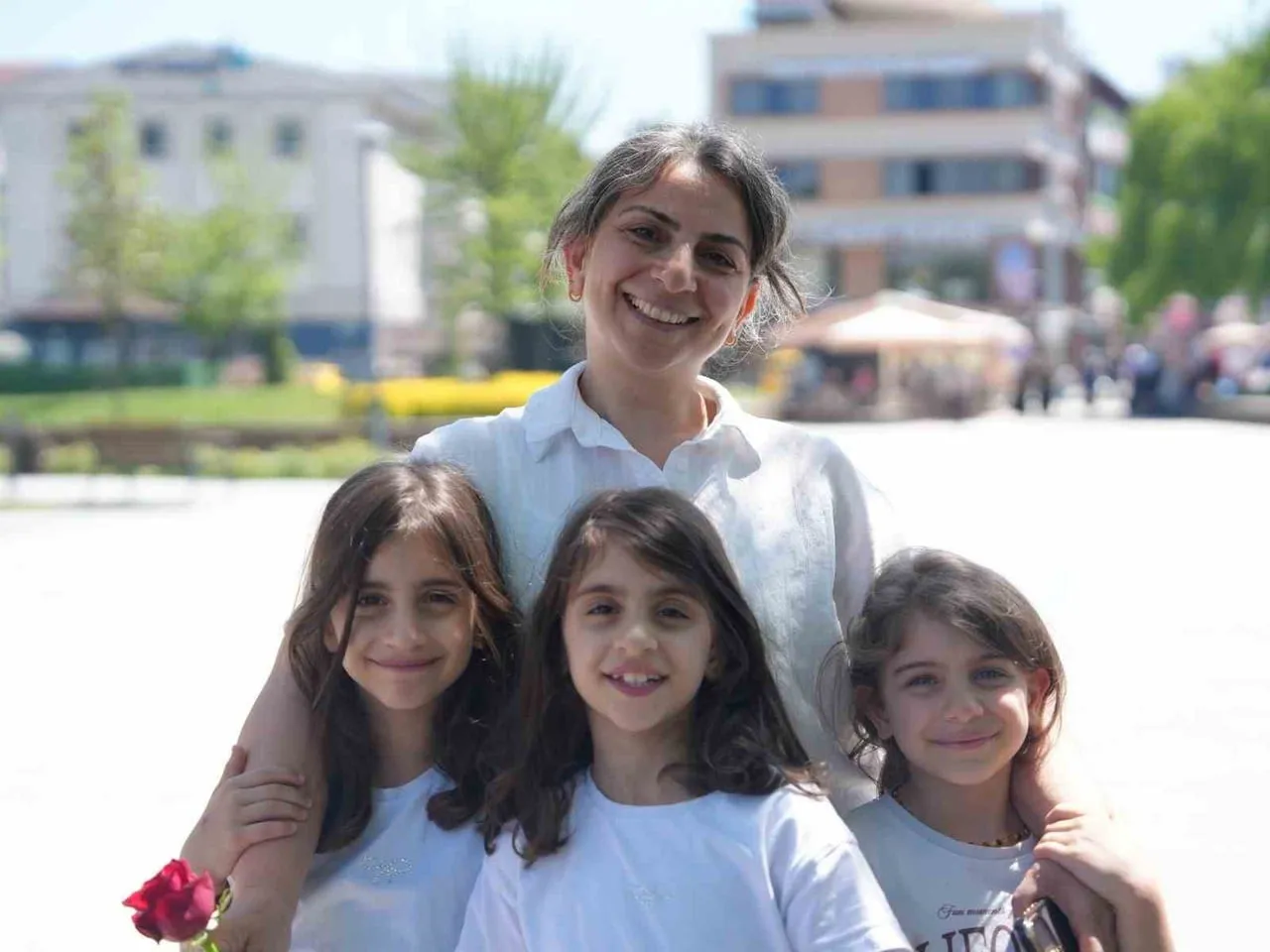 SOKAKTA VATANDAŞLARLA BİR ARAYA GELEN EKİPLER, GENÇLERE ANNELERİYLE İLGİLİ SAMİMİ SORULAR...