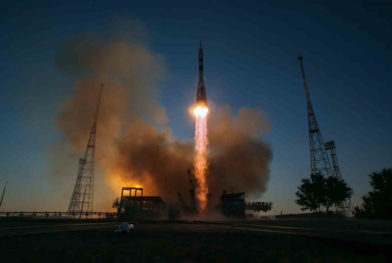 SOYUZ UZAY ARACI İLE ULUSLARARASI UZAY İSTASYONU’NA BİR ASTRONOT VE İKİ KOZMONOT...