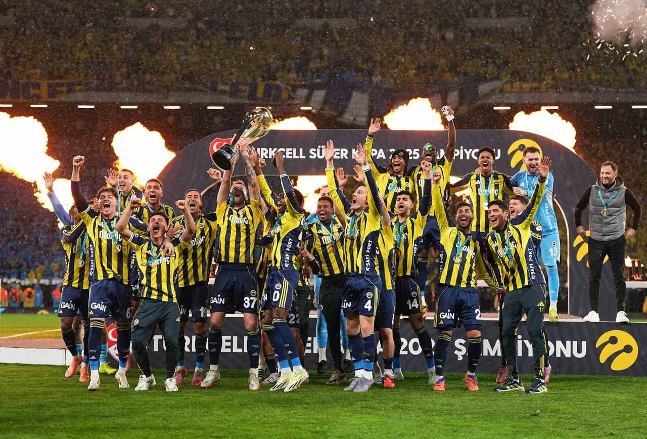 SÜPER LİG'DE 2025-2026 SEZONUNU 74 PUANLA TAMAMLAYAN FENERBAHÇE, ÜST ÜSTE 5. KEZ SEZONU 2....