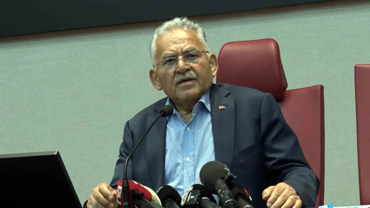 SÜPER LİG’E VEDA EDEN KAYSERİSPOR İÇİN KENT PROTOKOLÜ İLE BİR ARAYA GELEN KAYSERİ BÜYÜKŞEHİR...