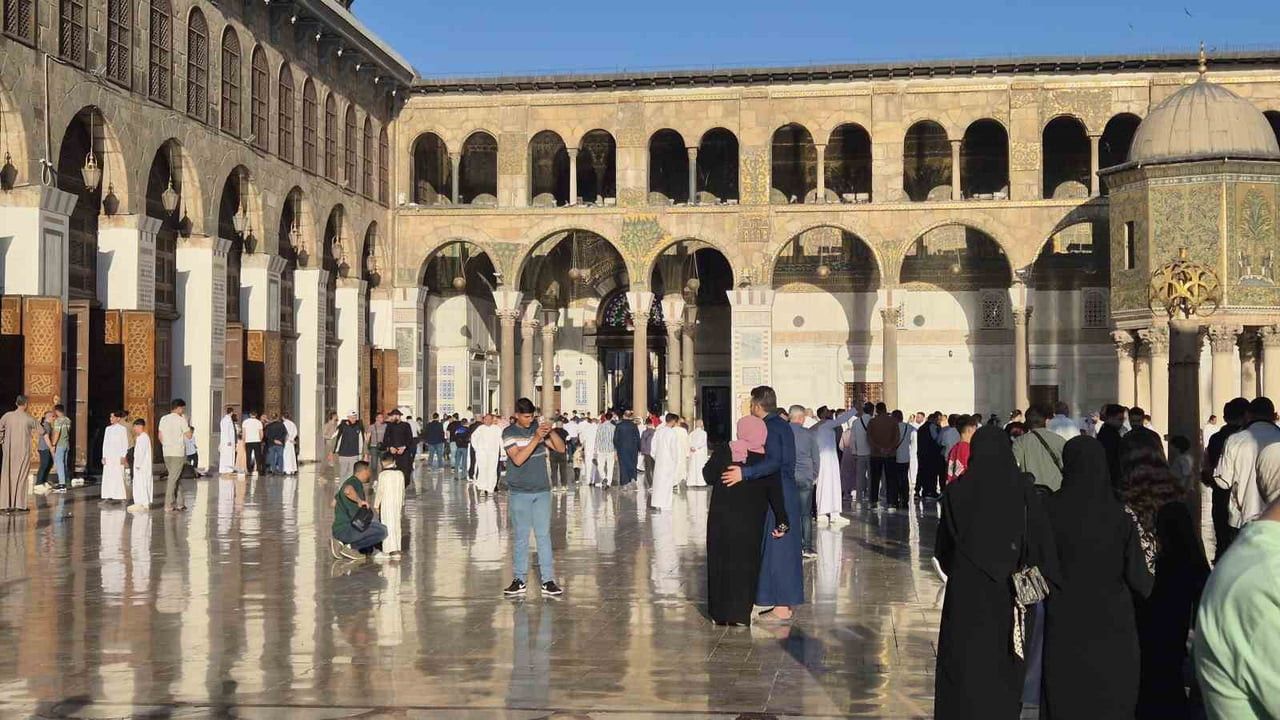 SURİYE'NİN BAŞKENTİ ŞAM'DAKİ TARİHİ EMEVİ CAMİİ'NE AKIN EDEN BİNLERCE MÜSLÜMAN, OMUZ OMUZA SAF...