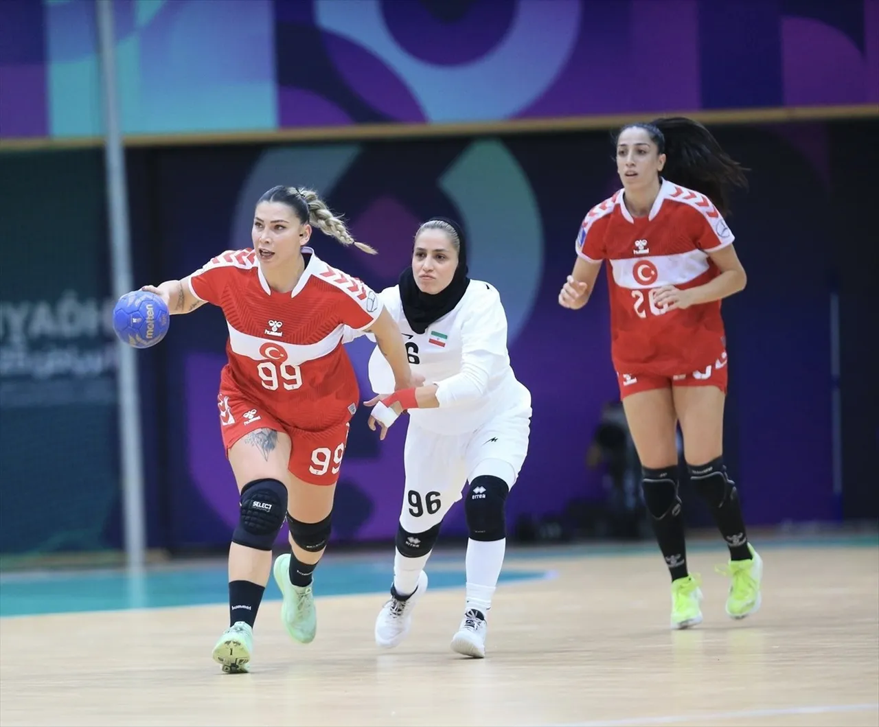 Suudi Arabistan'ın başkenti Riyad'da düzenlenen 6. İslami Dayanışma Oyunları'nda A Milli Kadın...