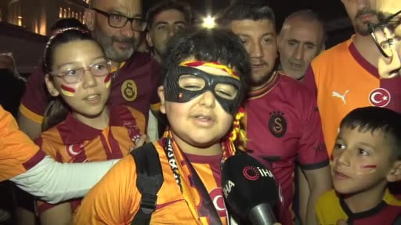 Taksim’de Galatasaraylı taraftarlar şampiyonluğu coşkuyla kutladı