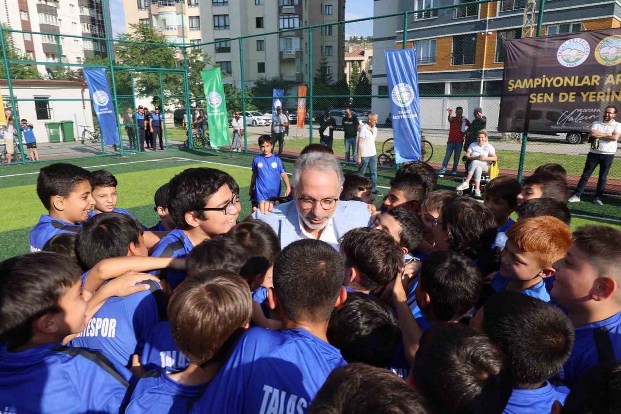 TALAS BELEDİYESPOR YAZ SPOR OKULLARI’NIN AÇILIŞI COŞKULU BİR PROGRAMLA GERÇEKLEŞTİRİLDİ.