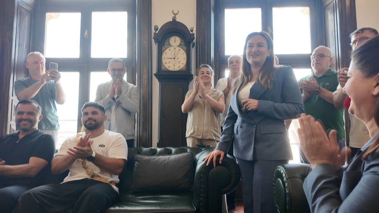 TARİHİ KIRKPINAR YAĞLI GÜREŞLERİ'NDE ALTIN KEMERİ KAZANAN BAŞPEHLİVAN ERKAN TAŞ, EDİRNE'DE...