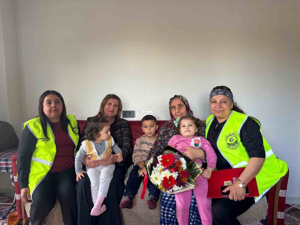 TARSUS BELEDİYESİ EKİPLERİ, ANNELER GÜNÜ DOLAYISIYLA ŞEHİT ANNELERİNİ ZİYARET EDEREK ÇİÇEK TAKDİM...