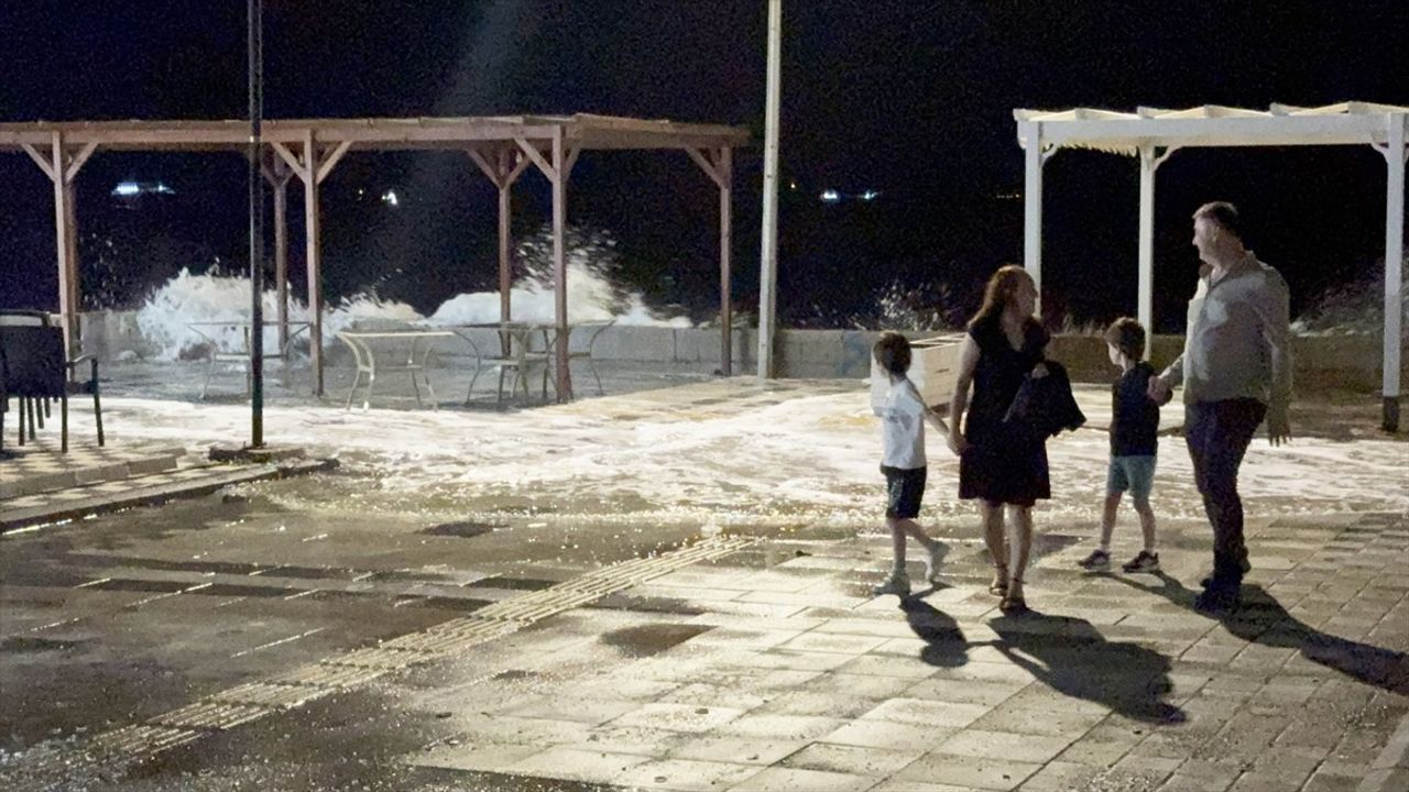 Tekirdağ'da 3 gündür etkili olan kuvvetli poyraz hayatı olumsuz etkiledi. Süleymanpaşa ilçesinde...