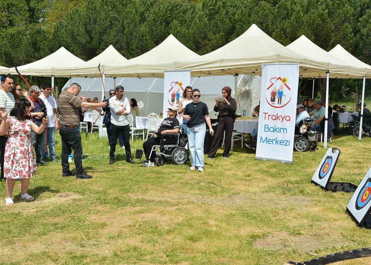 TEKİRDAĞ'DA ENGELLİLER HAFTASI KAPSAMINDA DÜZENLENEN PİKNİKTE ENGELLİ BİREYLER VE AİLELERİ KEYİFLİ...