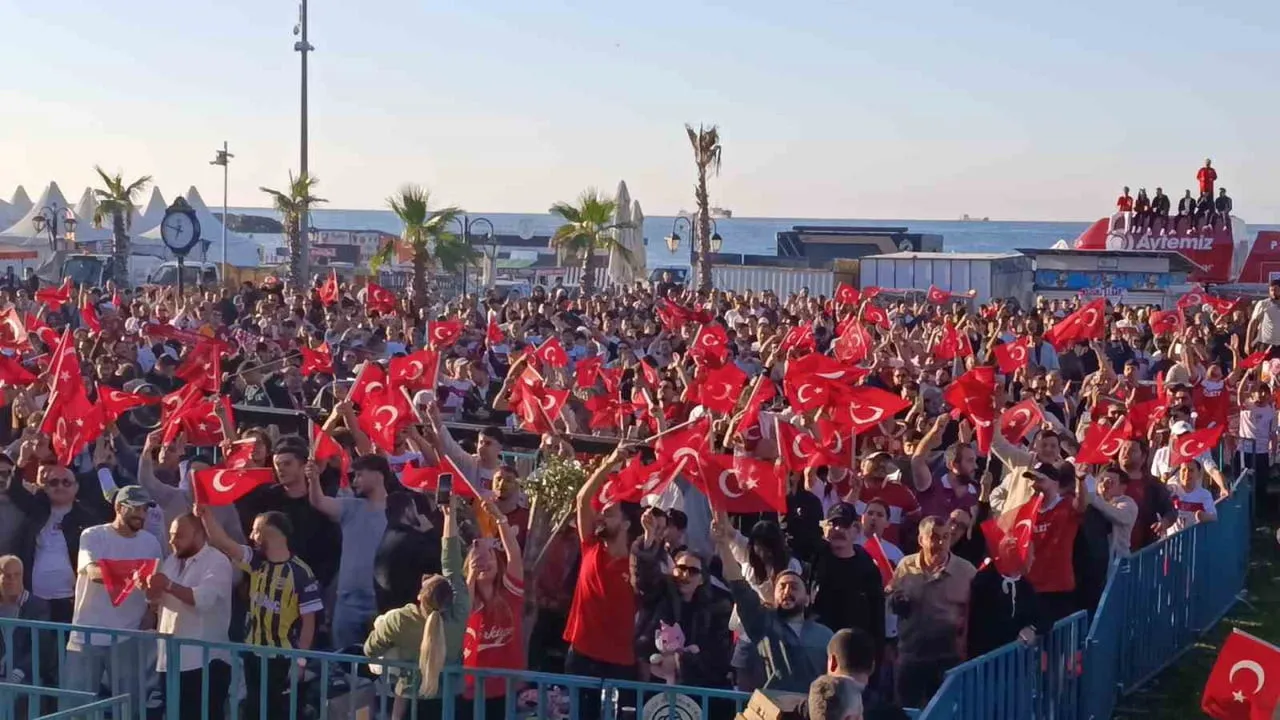 TEKİRDAĞ'DA MİLLİ COŞKU: TARAFTARLAR SAHİLİ DOLDURDU, AY-YILDIZLILARA DEV DESTEK