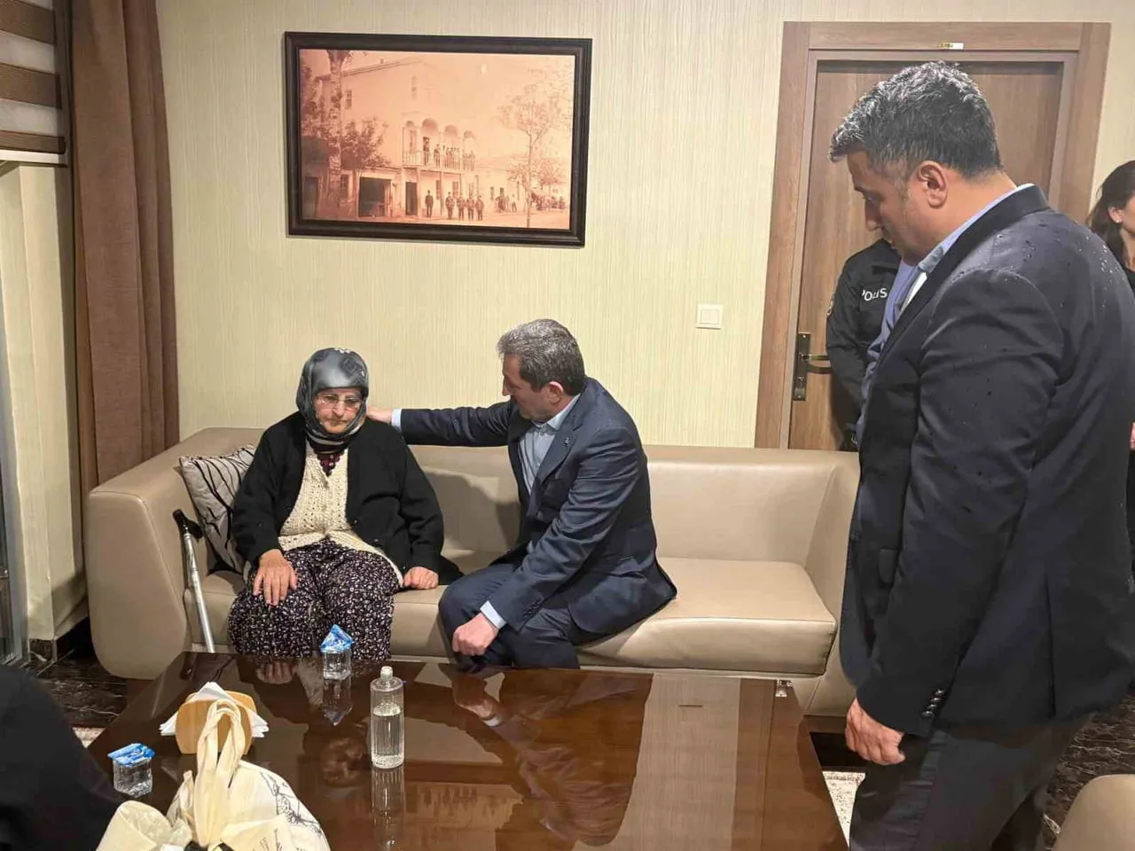 TEKİRDAĞ’IN ÇORLU İLÇESİNDE SİLAHLI KAVGA OLAYINA MÜDAHALE ETTİKLERİ SIRADA ŞÜPHELİ ŞAHSIN ATEŞLİ...