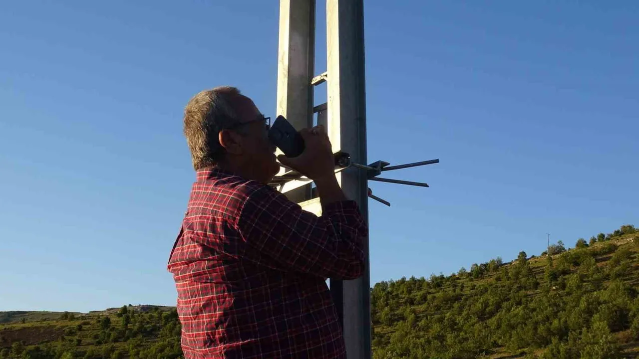 TELEFON ÇEKMEYEN MEZRADA VATANDAŞLAR ELEKTRİK DİREĞİNE ÇIKIYOR