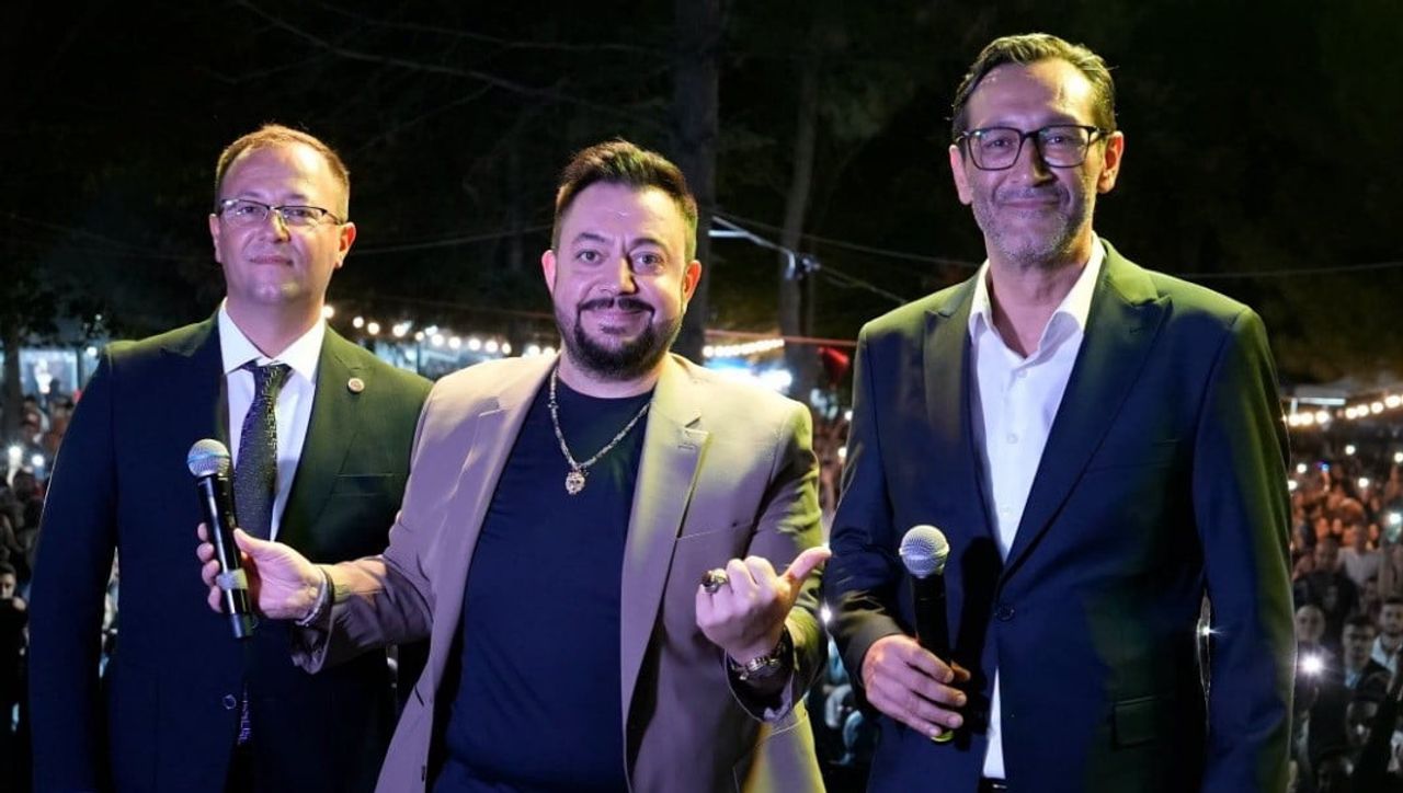 TEPECİK YAZ ŞENLİKLERİ HÜSEYİN KAĞIT KONSERİYLE BAŞLADI SOLDA TEPECİK BELEDİYE BAŞKANI VEYSEL...