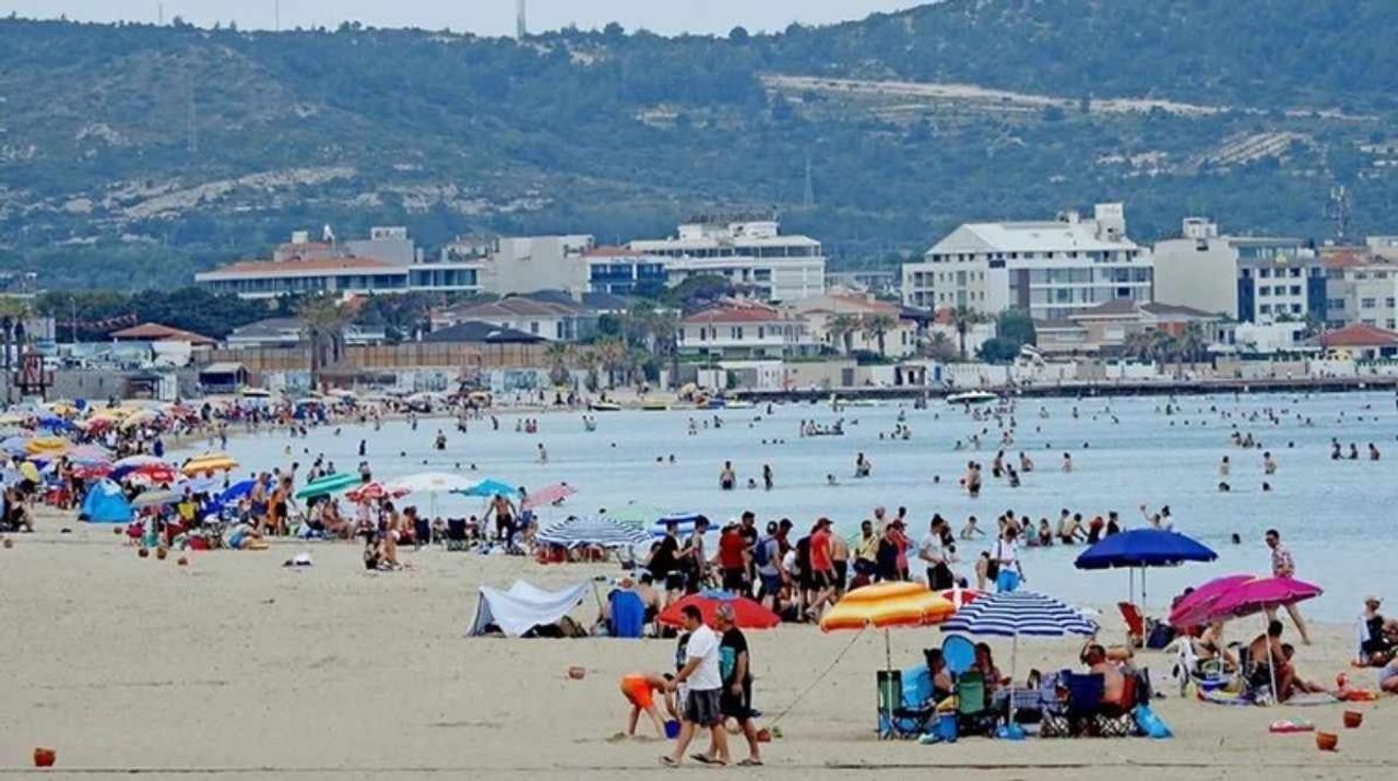 Termometrelerin 35 derece gösterdiği Çeşme