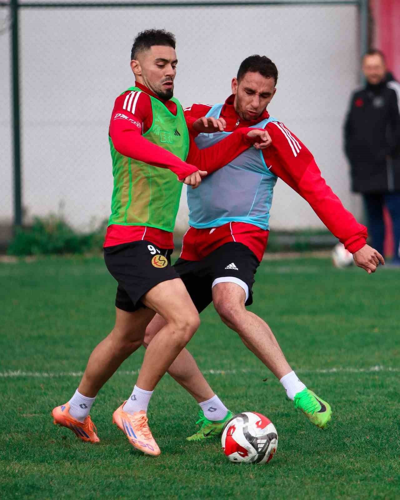TFF 3. LİG'DE MÜCADELE EDEN ESKİŞEHİRSPOR, AYVALIKGÜCÜ BELEDİYESPOR MAÇININ RÖVANŞI İÇİN...