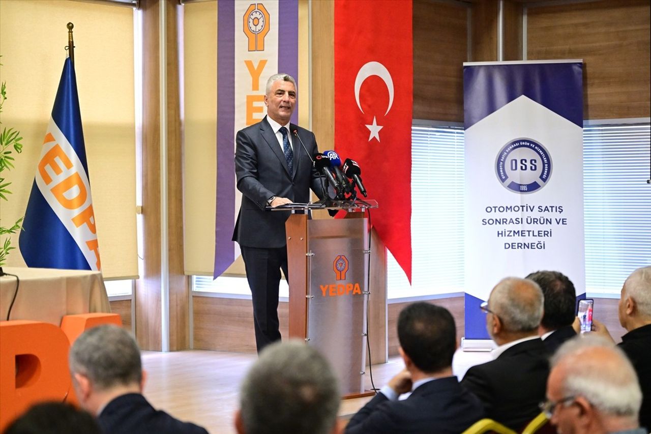 Ticaret Bakanı Ömer Bolat, YEDPA Ticaret Merkezi'nde otomotiv sektörünün temsilcileriyle bir araya...