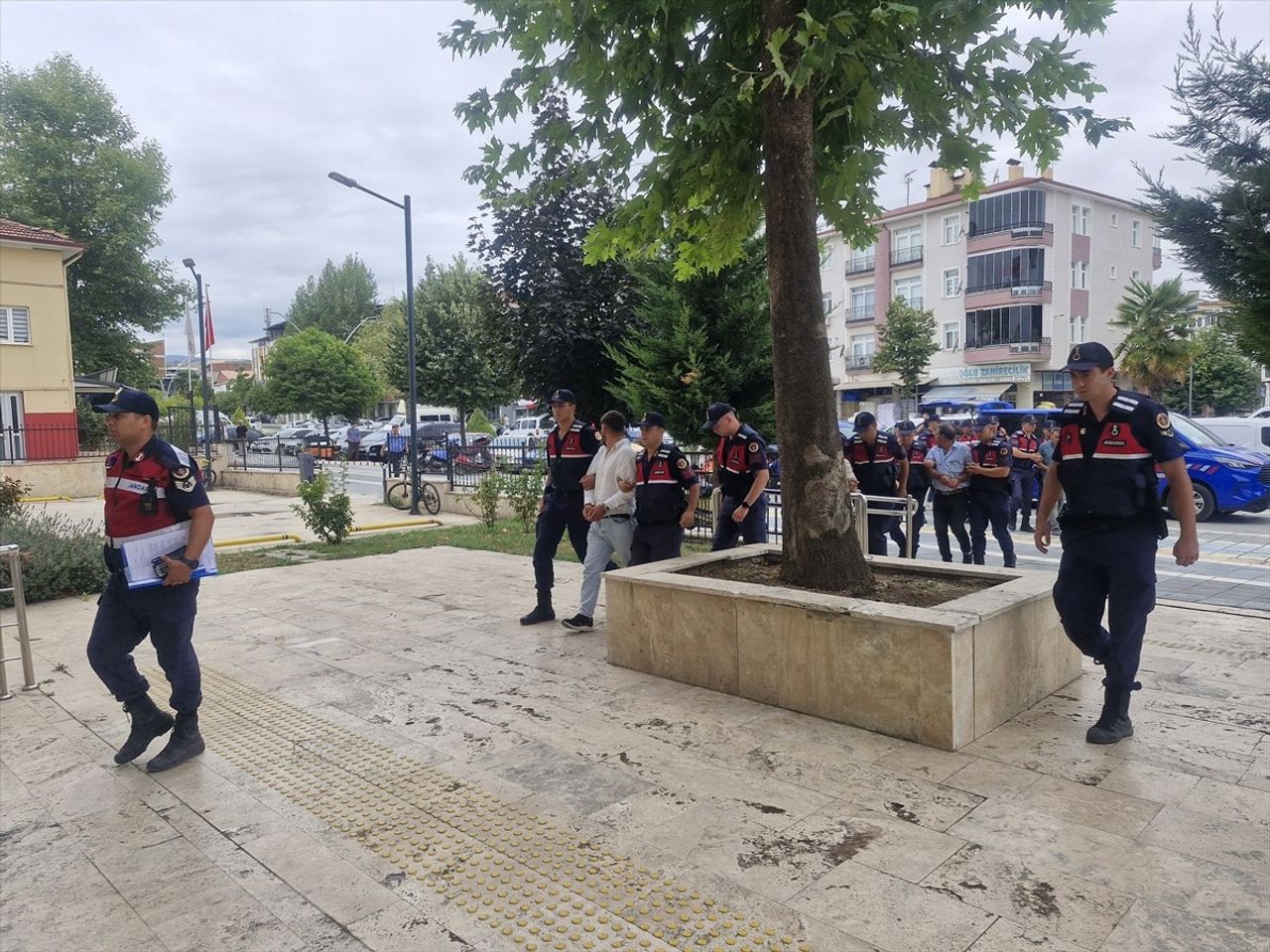 Tokat'ın Erbaa ilçesinde düğünlerde havaya ateş ettikleri iddiasıyla gözaltına alınan 9 şüpheliden...