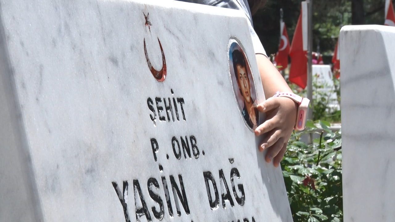TOPRAĞA VERDİKLERİ YAKINLARINI ZİYARETE GELEN ŞEHİT AİLELERİ, BU BABALAR GÜNÜ'NÜ DE SEVDİKLERİNİN...