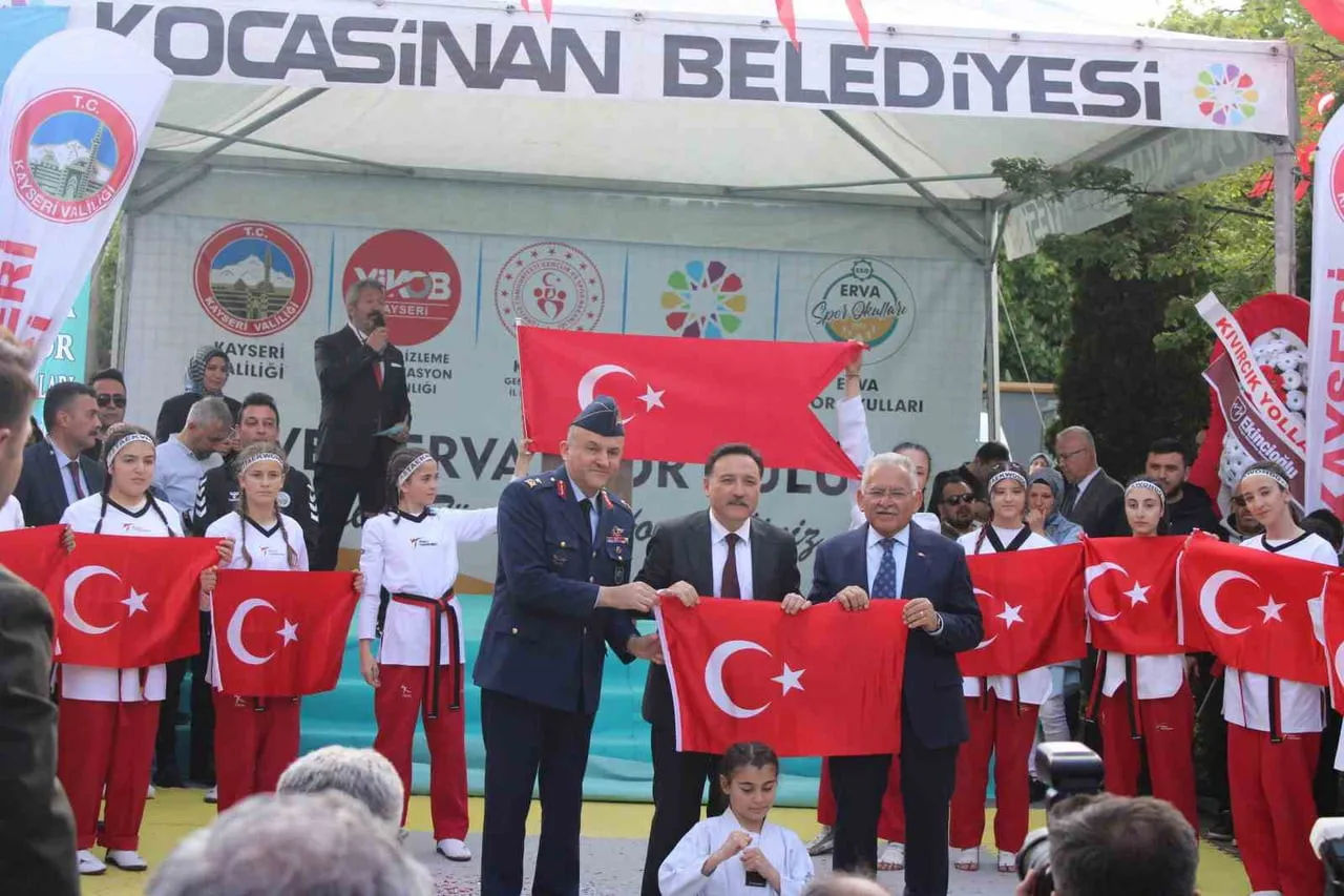 TÖRENDE ERVA SPOR OKULU SPORCULARININ GÖSTERİLERİ DE BÜYÜK BEĞENİ TOPLADI.