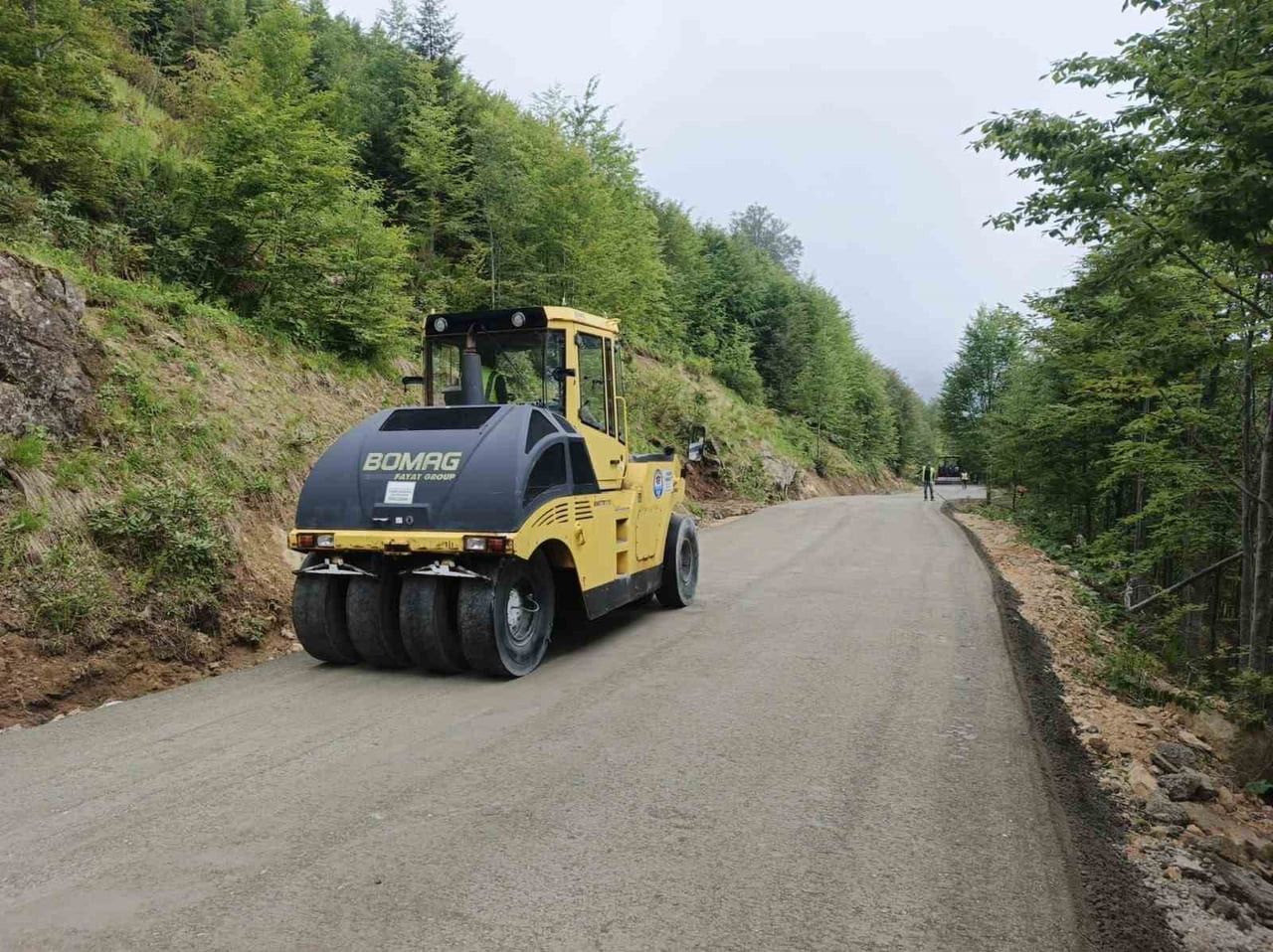 TRABZON BÜYÜKŞEHİR BELEDİYESİ, YÜKSEK KESİMLERDE YER ALAN MAHALLE VE YAYLA YOLLARINDA BAŞLATTIĞI...