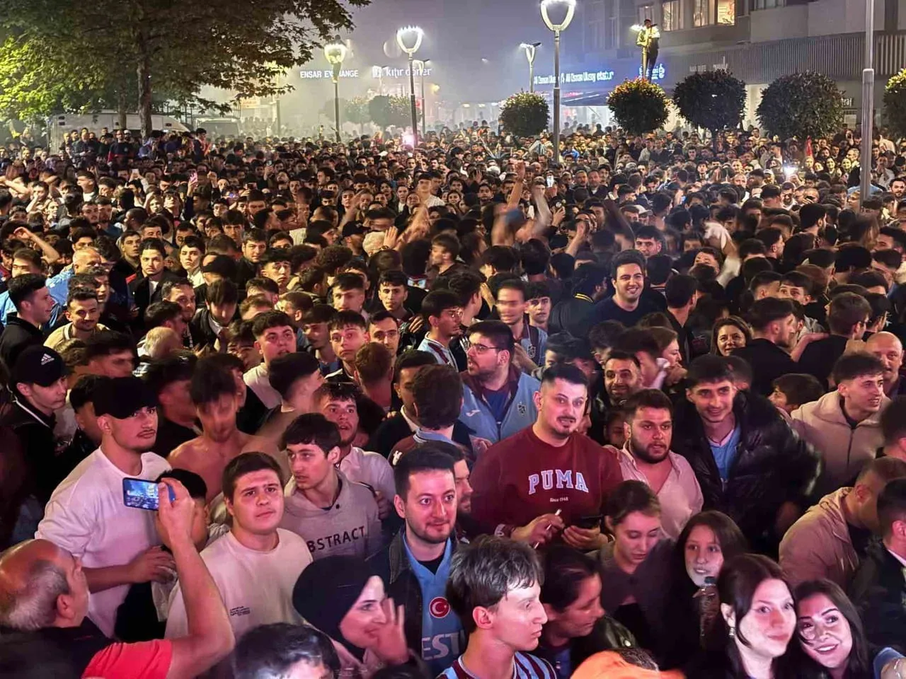 TRABZON ŞEHİR MERKEZİNDE BÜYÜKŞEHİR BELEDİYESİ TARAFINDAN KURULAN DEV EKRANDAN KARŞILAŞMAYI...