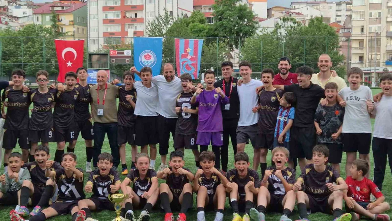 TRABZON U13 LİGİ’NDE ŞAMPİYONLUK KUPASI, FAROZ SAHASI’NDA NEFES KESEN FİNALİN ARDINDAN ALTIN...
