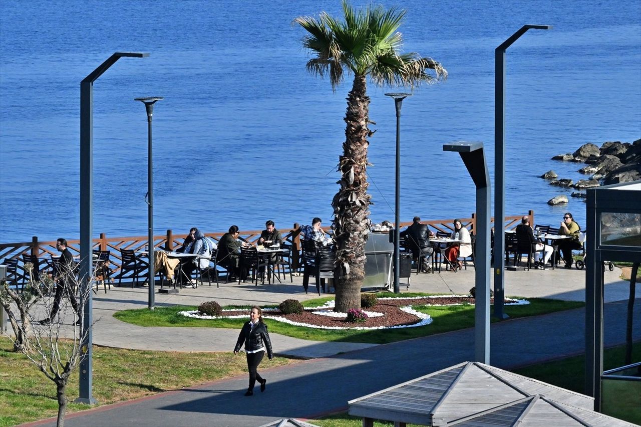 Trabzon'da güneşli havayı değerlendirmek isteyen vatandaşlar sahilde yürüyüş yaptı.