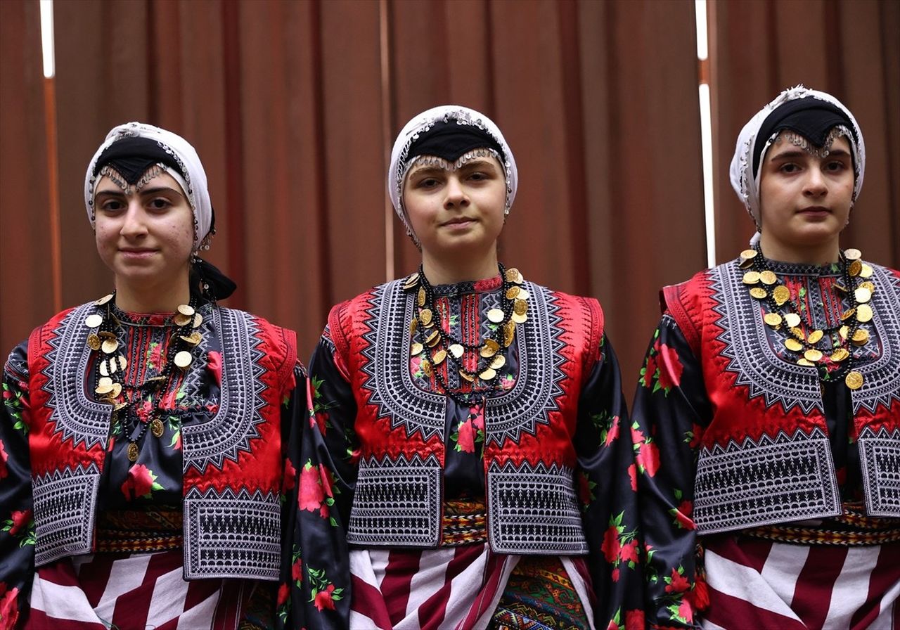 Trabzon'un Akçaabat ilçesinde düzenlenen halk oyunları kursunda yetişen gençler, ulusal ve...
