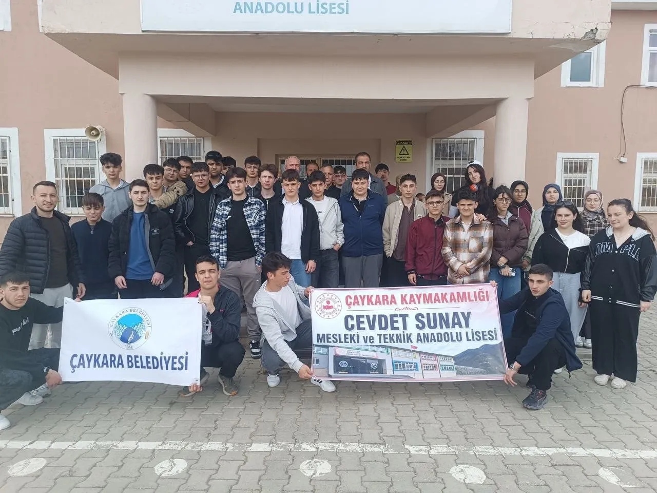 TRABZON'UN ÇAYKARA CEVAT SUNAY MESLEKİ VE TEKNİK ANADOLU LİSESİ ÖĞRENCİ VE ÖĞRETMENLERİ, VAN'IN...