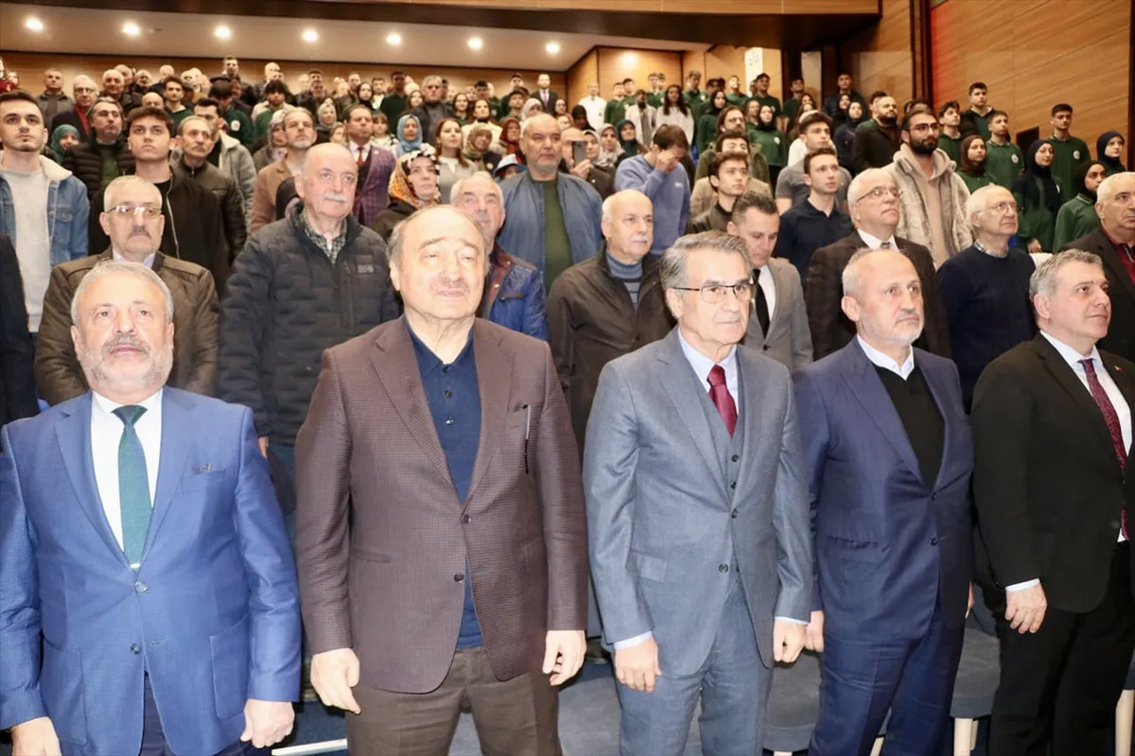 Trabzonspor eski teknik direktörü Şenol Güneş (ortada), Trabzon Sıla İlim, Kültür ve Yardımlaşma...