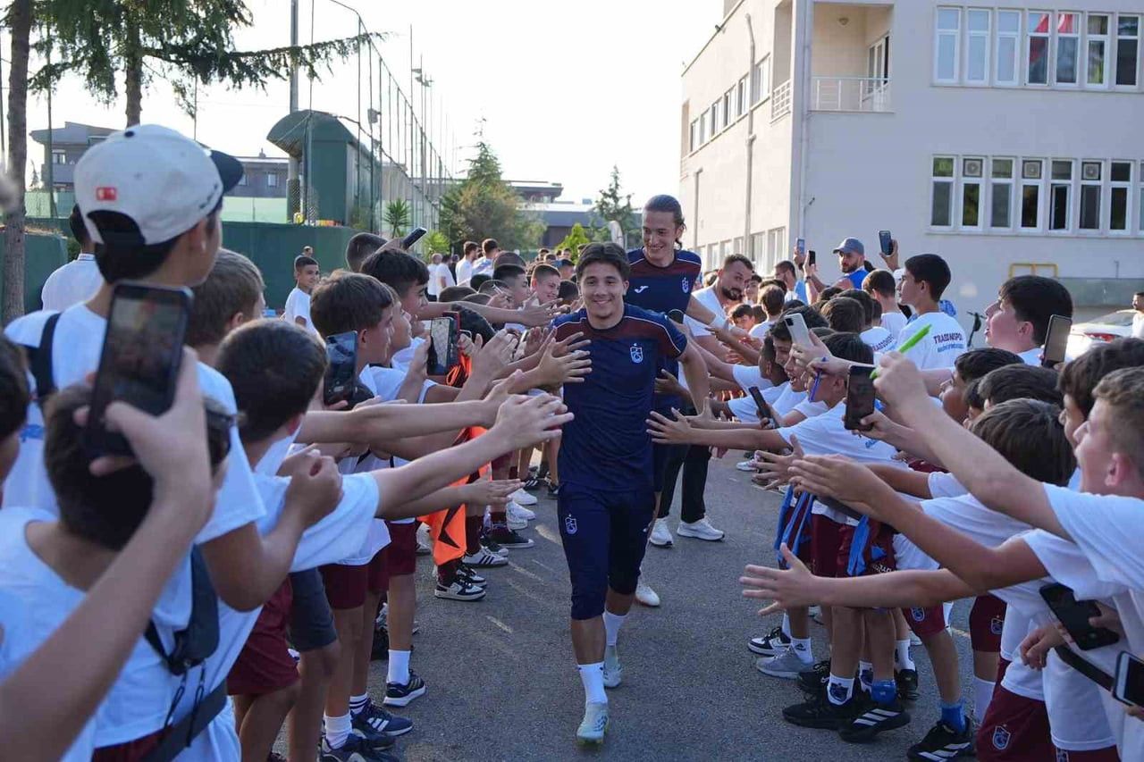 TRABZONSPOR, YENİ SEZON HAZIRLIKLARINI AKŞAM SAATLERİNDE YAPTIĞI ANTRENMANLA SÜRDÜRÜRKEN...