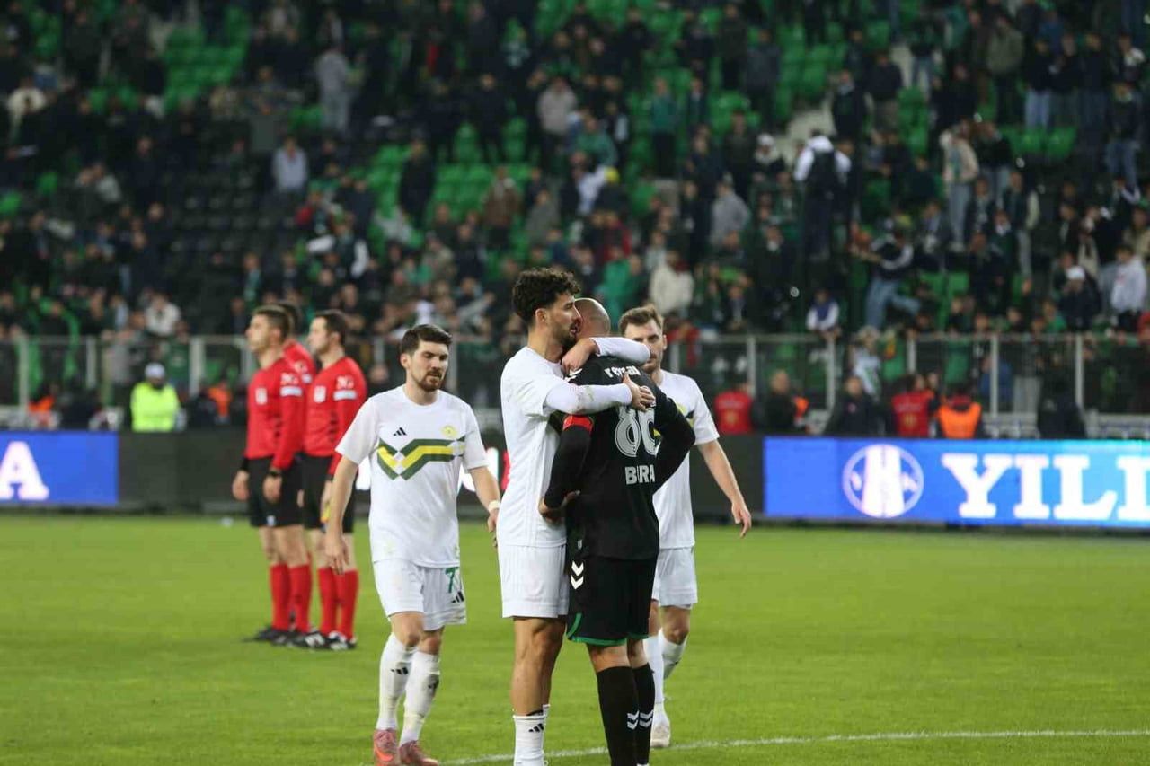 TRENDYOL 1. LİG'DE MÜCADELE EDEN TÜRK FUTBOLUNUN KÖKLÜ ÇINARLARINDAN SAKARYASPOR, LİGİN BİTİMİNE 3...
