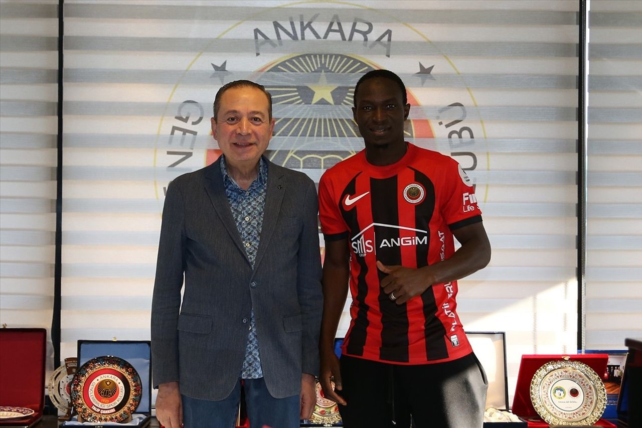 Trendyol Süper Lig ekiplerinden Gençlerbirliği, Malili kanat oyuncusu Adama Traore'yi (sağda)...