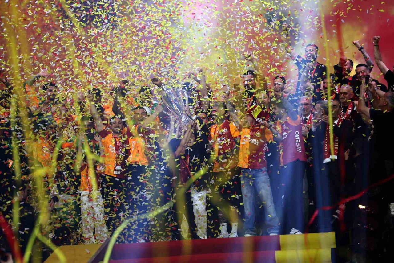 TRENDYOL SÜPER LİG ŞAMPİYONU GALATASARAY, STADYUMDA DÜZENLENEN TÖRENLE KUPASINI ALDI.