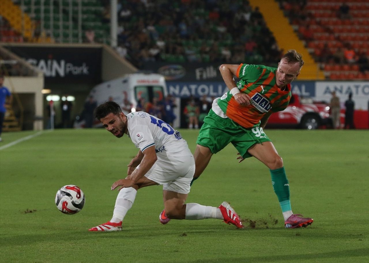 Trendyol Süper Lig'in 2. haftasında Corendon Alanyaspor ile Çaykur Rizespor, Gain Park Stadı'nda...