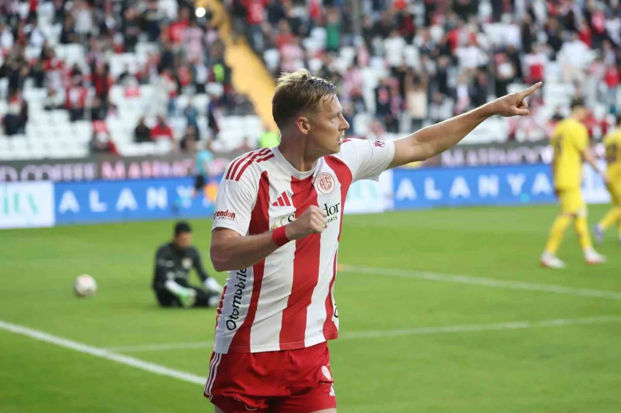 TRENDYOL SÜPER LİG'İN 28. HAFTASINDA ANTALYASPOR, SAHASINDA EYÜPSPOR 3-0 MAĞLUP ETTİ.