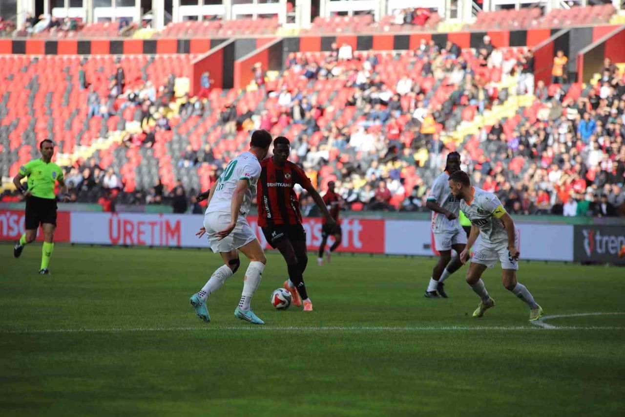 TRENDYOL SÜPER LİG'İN 28. HAFTASINDA GAZİANTEP FK EVİNDE CORENDON ALANYASPOR İLE KARŞILAŞIYOR....