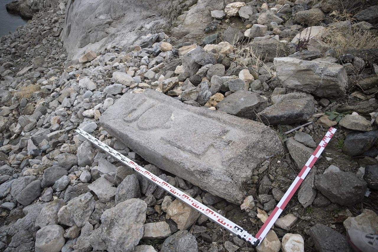 Tunceli'nin Pertek ilçesindeki Keban Baraj Gölü'nün çekilmesiyle ortaya çıkan sanduka parçası...