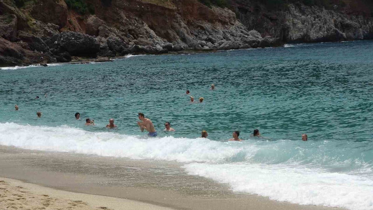 TURİSTLER BAYRAM TATİLİNDE ALANYA SAHİLLERİNİ DOLDURDU.