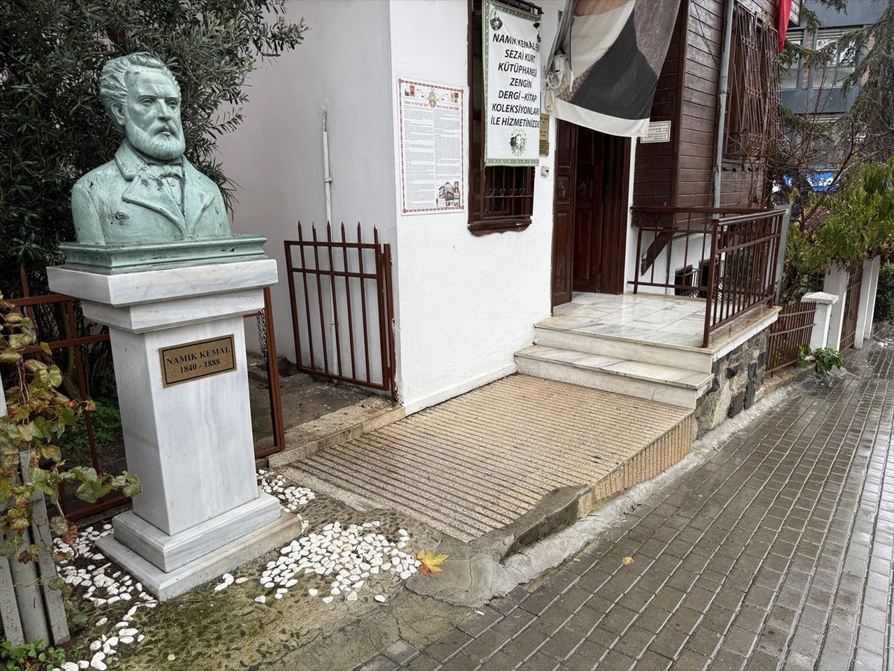 Türk edebiyatının öncü isimlerinden, "vatan şairi" olarak anılan şair ve yazar Namık Kemal...