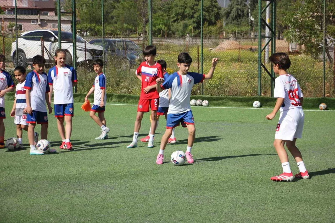 TÜRK FUTBOLUNA SAYISIZ SPORCU KAZANDIRAN ÇAMLIK FUTBOL KULÜBÜ BAŞKANI VE ANTRENÖRÜ ŞENOL ÜNLÜ...